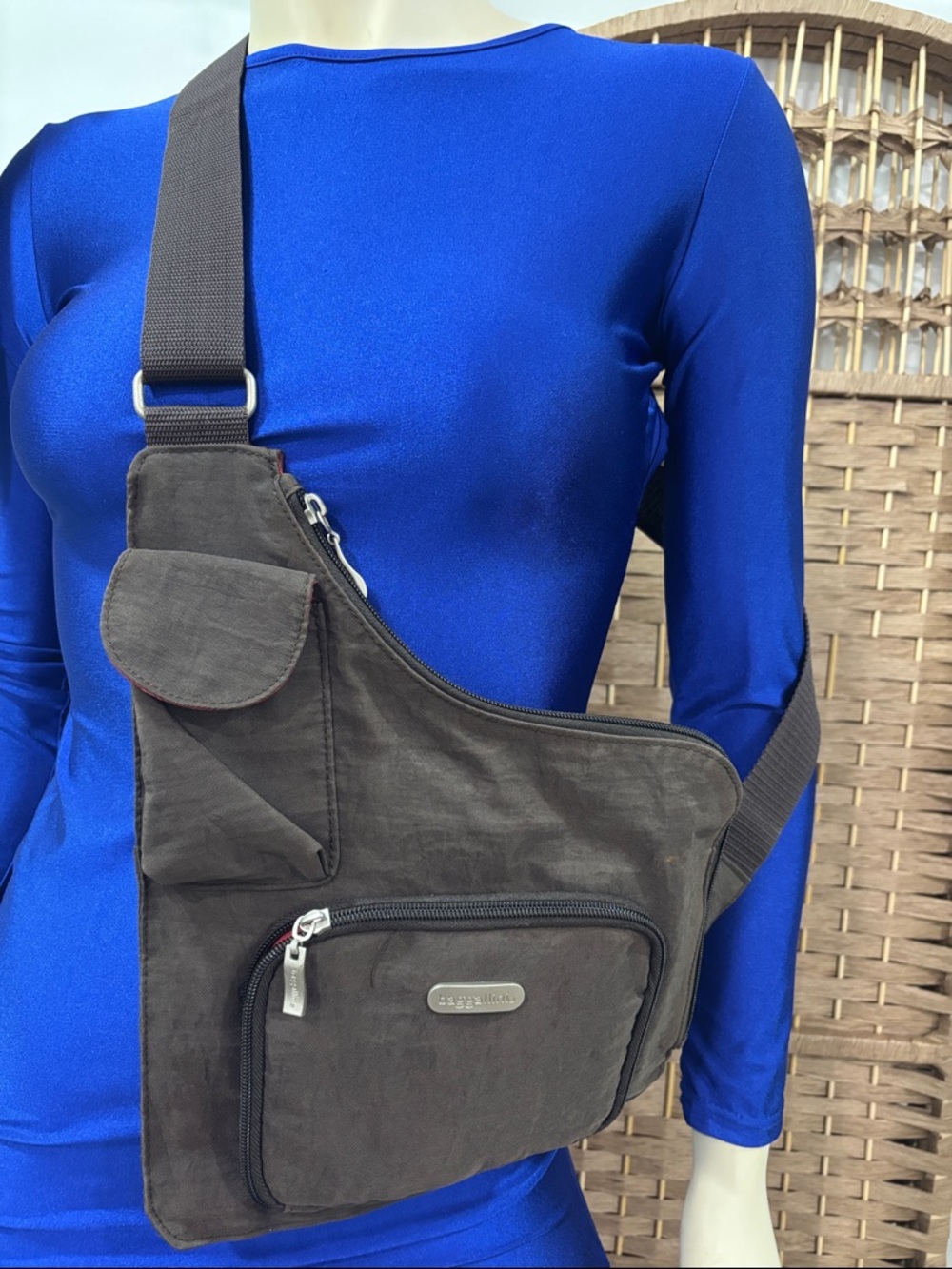 Baggallini Unisex Dark Brown Crossbody Sling Bag – Everyday Hands-Free Carry